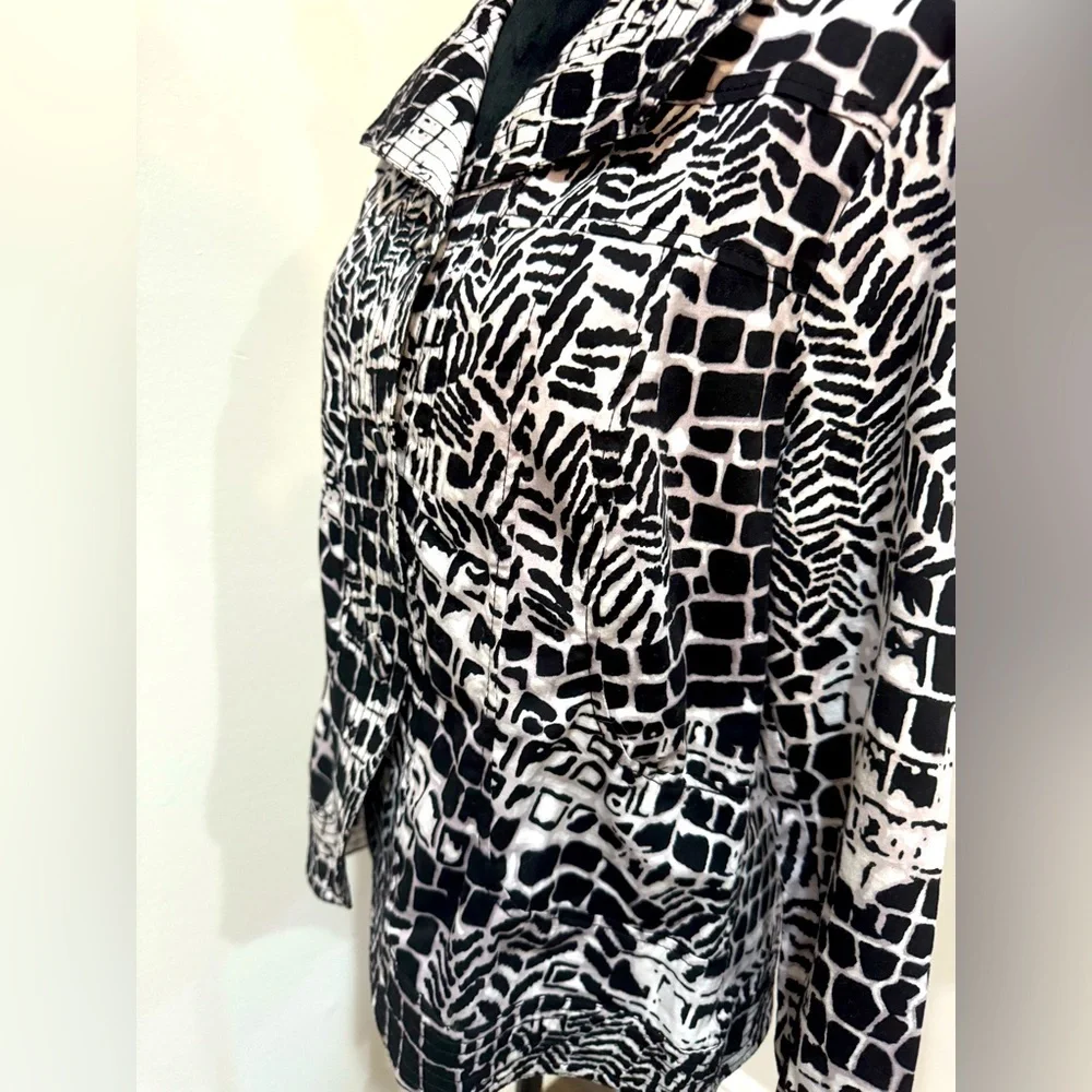 Chico’s Button-Up Black/White Snow leopard Print Artistic Jacket Size M - Picture 3 of 10